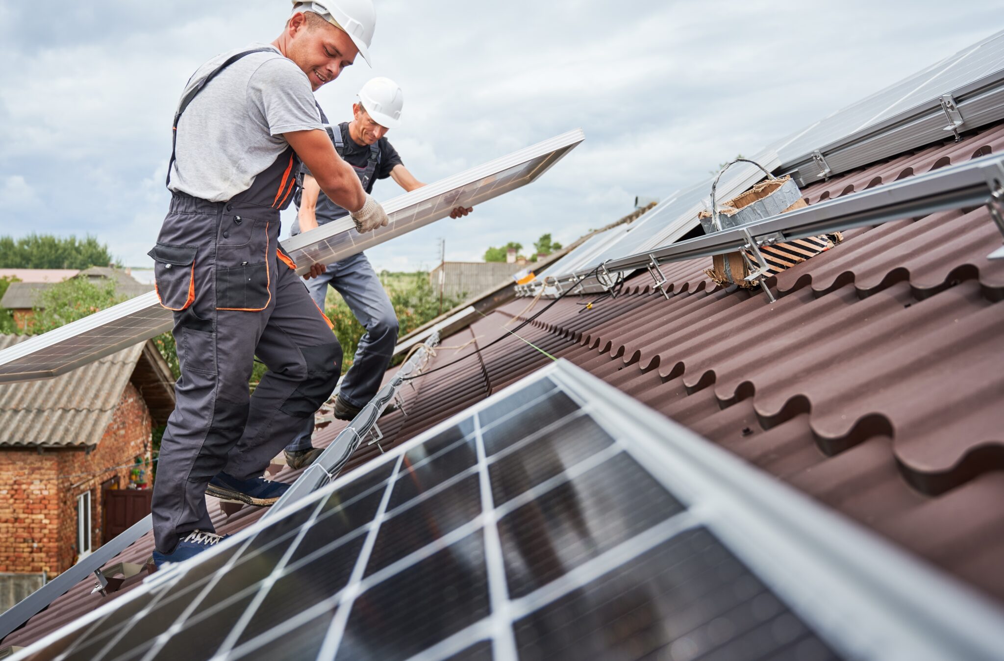 Інженери Unitech Solar під час роботи на енергетичному об’єкті